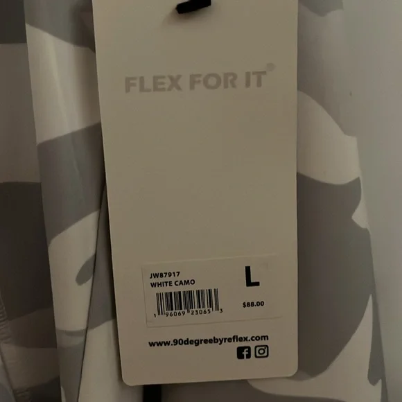 NWT women’s white camo jacket - Picture 4 of 5